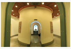 原台南測候所內部環境、物品及測候所模型的照片