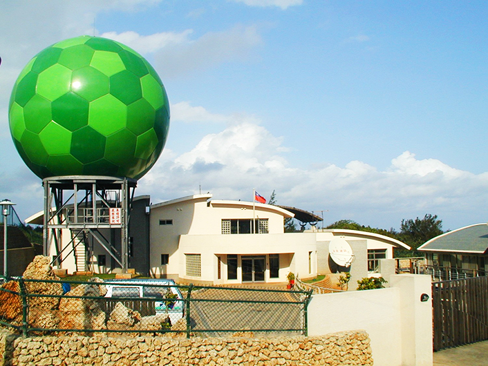 墾丁氣象雷達站使用都卜勒雷達，主要觀測劇烈天氣的現象，特別是從巴士海峽北上的颱風。