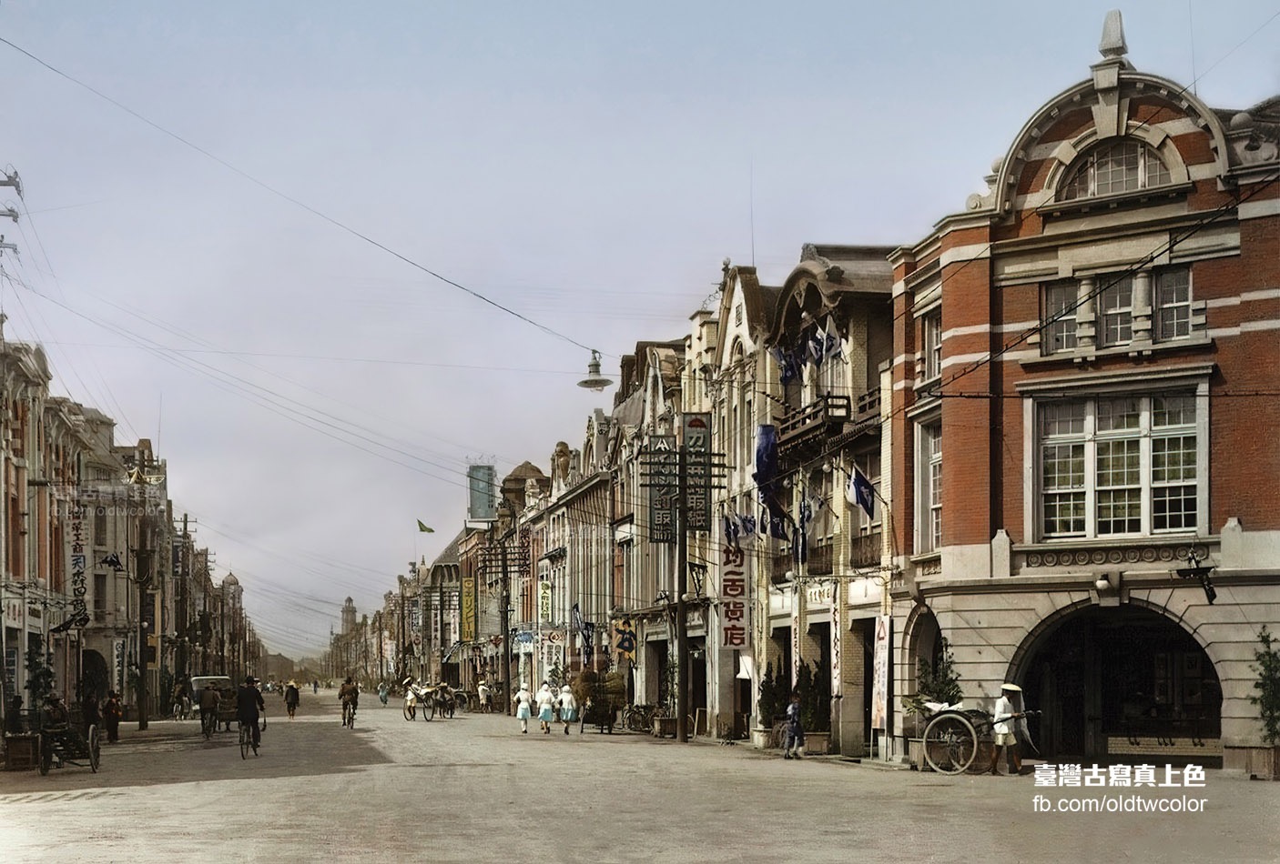 約1940年臺北榮町、本町交界區的街景，在今衡陽路、重慶南路(中央道路)交叉口往北望去。 (出自：作者自藏，經「臺灣古寫真上色」數位上色) 