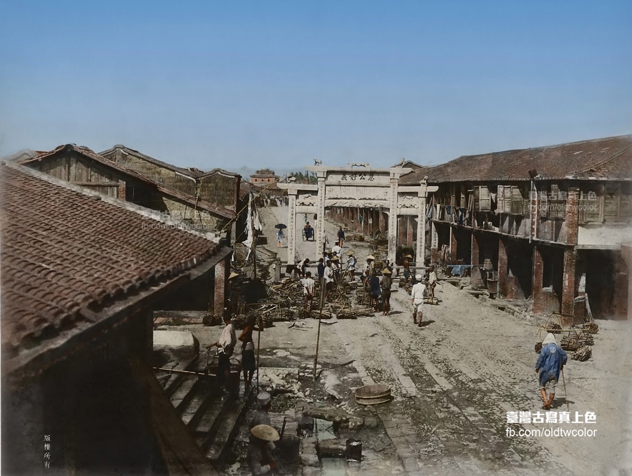 1895年11月，臺北石坊街望向西門街，照片中地點即今衡陽路(中央道路)、重慶南路交叉口往西望去。  (出自：《臺灣諸景寫真帖》，國立國會圖書館典藏，日本。經「臺灣古寫真上色」數位上色)。